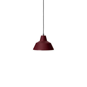 Moderne vinrød lampe med rund skærm og sort ledning, højde 19 cm.